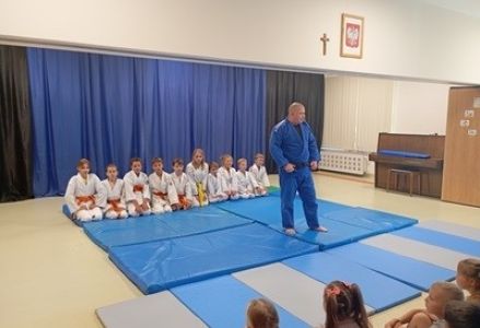 grupa dzieci przedszkolnych podczas judo w ramach MoveWeek
