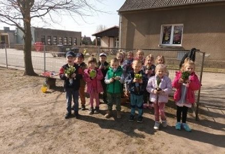 zdjęcie grupowe z sadzonkami