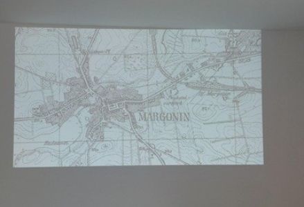 grupa dzieci przedszkolnych podczas wakacyjnej wizyty w bibliotece "Dawny Margonin"