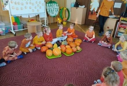 dynie leżą przed dziecmi