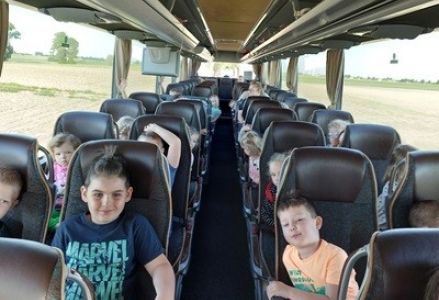 grupa dzieci przedszkolnych podczas wycieczki do ogrodu zoologicznego w Poznaniu
