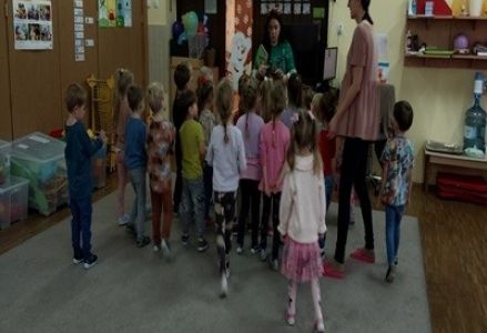 Dzieci z grupy przedszkolnej podczas akcji Głośne czytanie