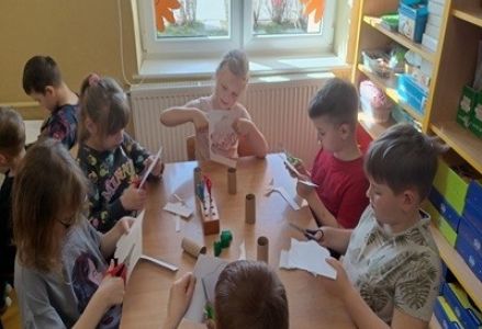 grupa dzieci przedszkolnych podczas zajęć dotyczących roli lasu dla naszej planety