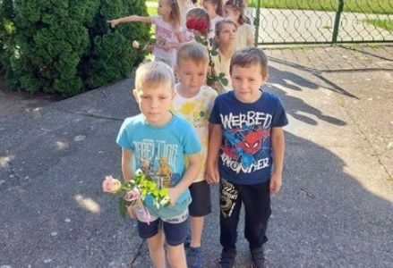 grupa dzieci przedszkolnych podczas zakończenia katechezy w przedszkolu