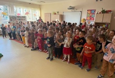 grupa dzieci przedszkolnych podczas spektaklu teatralno - muzycznego