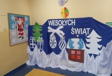 grupa dzieci przedszkolnych podczas wigilii przedszkolnej i wizyty Gwiazdora