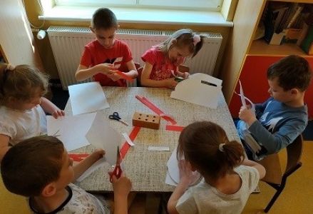 dzieci wycinają nożyczkami