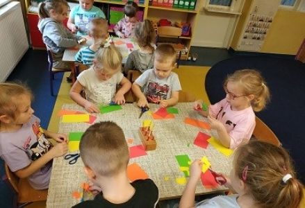 dzieci pracują przy stolikach