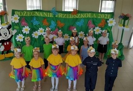 grupa dzieci podczas uroczystości