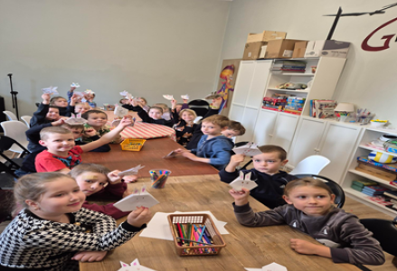 Dzieci z grupy Muminki podczas warsztatów origami w Miejsko-Gminnym Ośrodku Kultury.