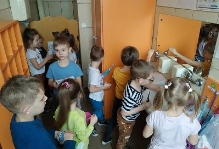 dzieci myją zęby w łazience