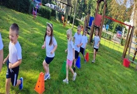 Gimnastyka na świeżym powietrzu w grupie Koziołka Matołka 2023