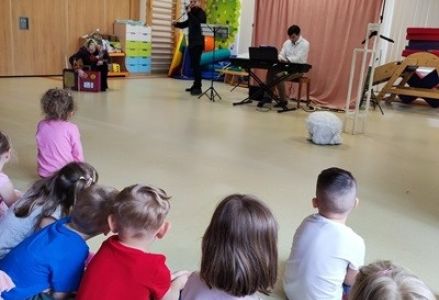 grupa dzieci z przedszkola uczestnicząca w przedstawieniu muzycznym "Klasyczny Pop"