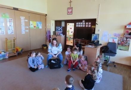 Dzieci z grupy przedszkolnej podczas wizyty fryzjera