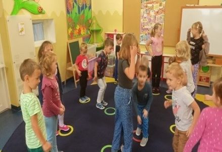 grupa dzieci przedszkolnych podczas obchodów dnia kropki
