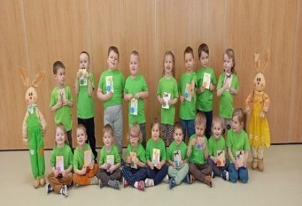 grupa dzieci przedszkolnych podczas zajęć o tradycjach wielkanocnych