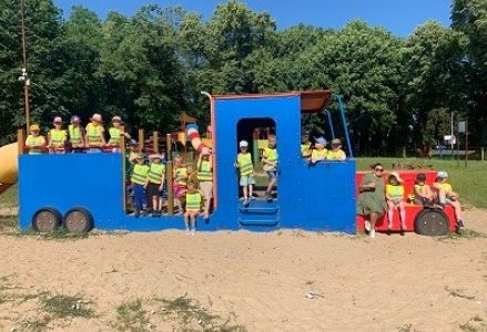 zdjęcie grupowe na lokomotywie