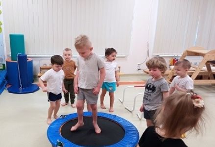 Ćwiczenia gimnastyczne w grupie Wróbelka Elemelka 2023