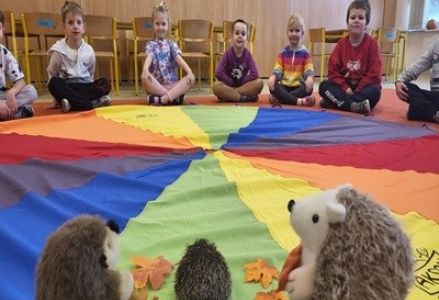 grupa dzieci przedszkolnych podczas obchodów dnia jeża