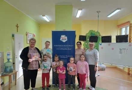 grupa dzieci przedszkolnych podczas głośnego czytania