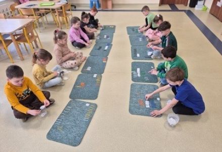 grupa dzieci przedszkolnych podczas zajęć matematycznych i czytelniczych