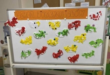 grupa dzieci przedszkolnych podczas zajęć dotyczących emocji w ramach Tygodnia Budowania Relacji