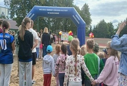 grupa dzieci przedszkolnych podczas uroczystego otwarcia boiska lekkoatletycznego w Radwankach