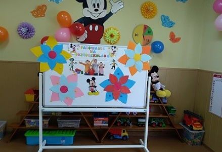 grupa dzieci podczas uroczystości