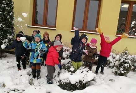 zima śnieg dzieci przedszkole