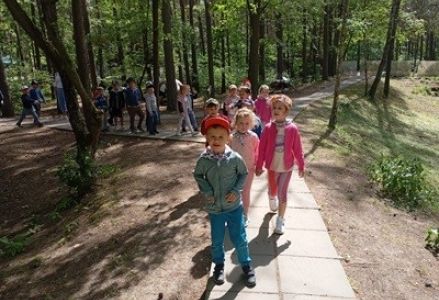 grupa dzieci przedszkolnych podczas wycieczki edukacyjnej do Bydgoszczy