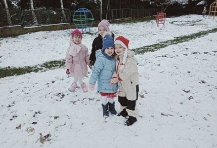 dziewczynki stoją na śniegu