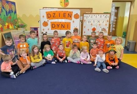 grupa dzieci przedszkolnych podczas obchodów dnia dyni