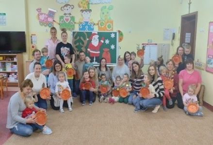 Dzieci z grupy przedszkolnej podczas zajęć otwartych dla rodziców o tematyce świątecznej