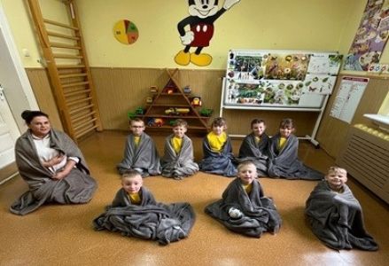 grupa dzieci przedszkolnych podczas zajęć prowadzonych metodą Ruchu Rozwijającego Weroniki Sherborne