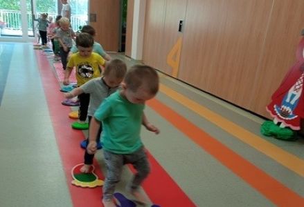dzieci na ścieżce sensorycznej