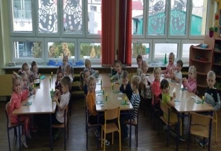 grupa dzieci przedszkolnych podczas przygotowywania i wysyłania kartek bożonarodzeniowych