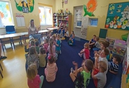 grupa dzieci przedszkolnych podczas spotkania z panią dietetyk
