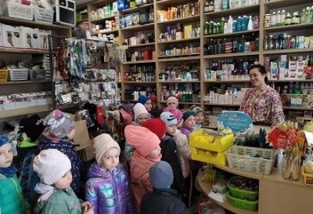 zdjęcie dzieci przy kasie