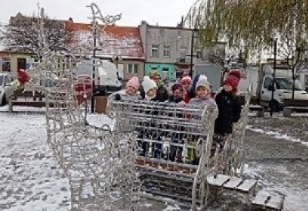 zdjęcie grupowe na saniach Mikołaja