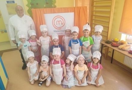 grupa dzieci przedszkolnych podczas zajęć kulinarnych