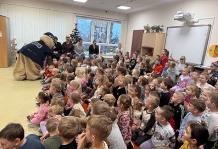 grupa dzieci przedszkolnych podczas wizyty sierżanta Pyrka