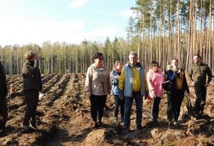 zdjęcie przedstawicieli Nadlesnictwa podanin, dyrektor PS Margonin, pracowników i burmistrza