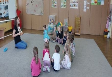 grupa dzieci przedszkolnych podczas zajęć z zakresu edukacji matematycznej