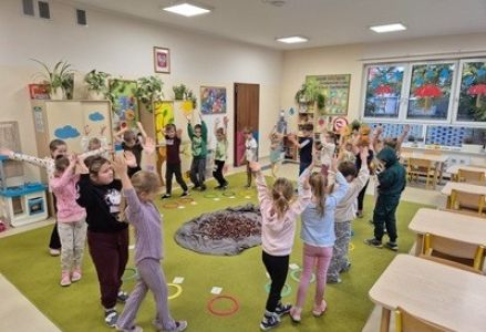grupa dzieci przedszkolnych podczas zajęć przyrodniczo - muzycznych