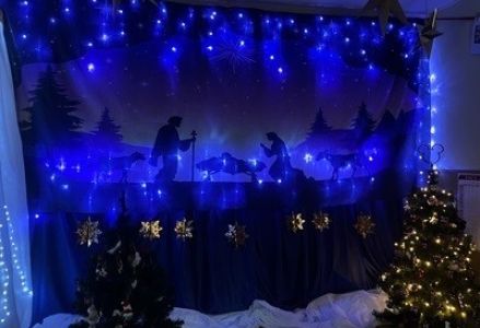 grupa dzieci przedszkolnych podczas kolędowania i wigilii przedszkolnej