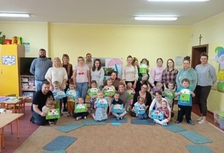 grupa dzieci przedszkolnych podczas jesiennych zajęć  otwartych z rodzicami
