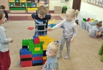 grupa dzieci podczas zabaw integracyjnych