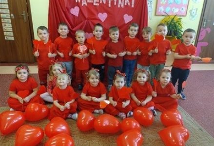 grupa dzieci przedszkolnych podczas zajęć walentynkowych o uczuciach