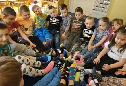 grupowe zdjęcie z kolorowymi skarpetkami