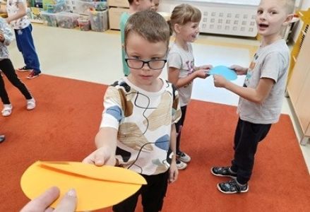 grupa dzieci przedszkolnych podczas obchodów dnia kropki